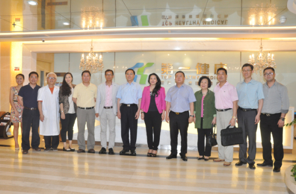 市委统战部副部长马建文一行视察第一健康