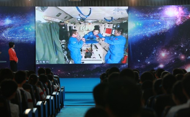 神十飞天，太空对接